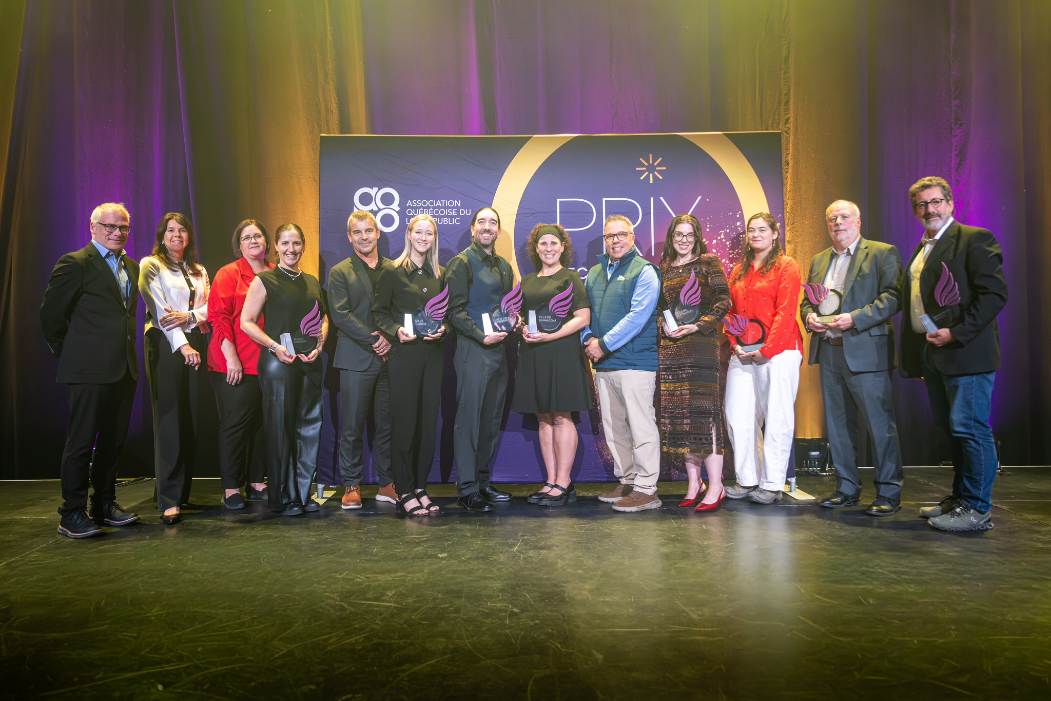 Les lauréats des Prix Reconnaissance AQLP 2026 accompagnés de Chantal Marchand, sous-ministre adjointe sport, loisir et plein air au ministère de l'Éducation du Québec, Janique Letellier, présidente de l'AQLP et Stéphane Sylvestre, directeur du Développement des Affaires et Associé chez Atmosphäre, présentateur de l'événement.
